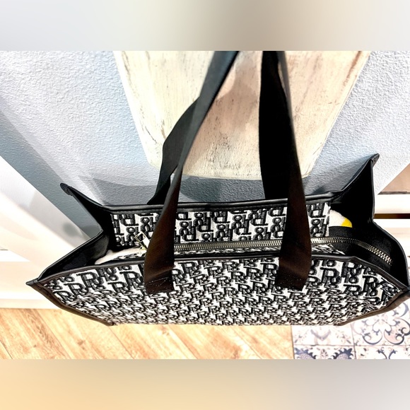 New XL Zip Top Tote Black & white pattern embroidered canvas - Picture 3 of 8